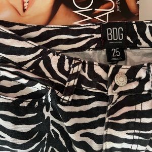 BDG ZEBRA STRAIGHT CUT JEANS SIZE 25